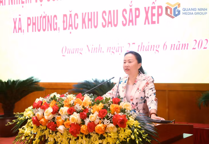 Đồng chí Vi Ngọc Bích, Phó Chủ tịch Thường trực HĐND tỉnh, phát biểu tại hội nghị.