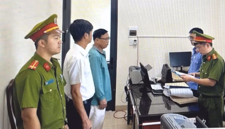 Cơ quan chức năng tống đạt các quyết định khởi tố hai bị can.
