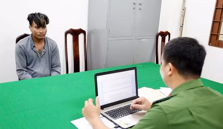 Chau Linh E bị lực lượng cảnh sát Công an tỉnh An Giang bắt giữ - Ảnh: TIẾN VĂN