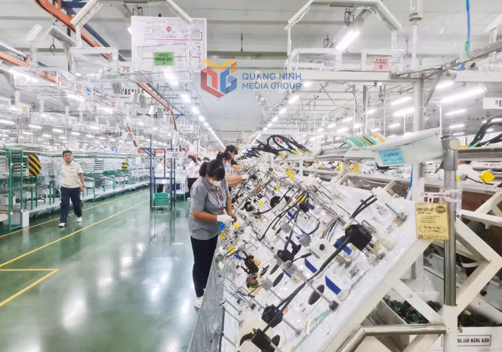 Sản xuất thiết bị điện tử tại KCN Đông Mai (TX Quảng Yên).
