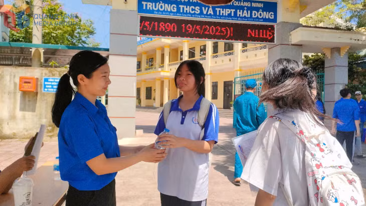 Phát nước uống miễn phí cho các thí sinh tại điểm thi Trường THCS&amp;THPT Hải Đông, xã Đông Hải, huyện Tiên Yên. Ảnh Xuân Thao (CTV)