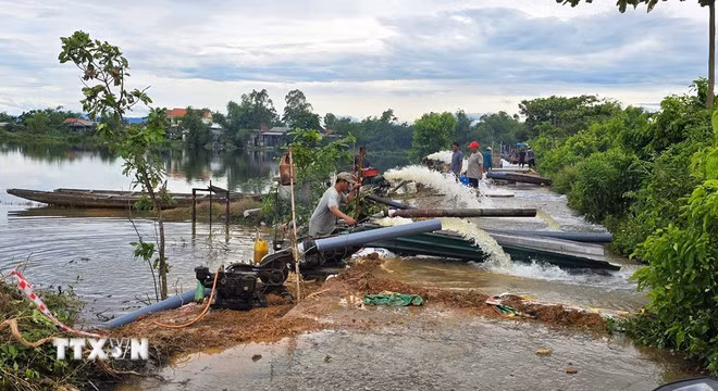 Hợp tác xã nông nghiệp Phú Hồ, xã Phú Hồ, huyện Phú Vang, thành phố Huế huy động nhân lực, máy bơm tiêu úng cứu lúa cho nông dân. (Ảnh: Tường Vi/TTXVN)