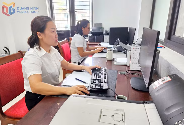 Tổ số hóa hồ sơ, tài liệu của huyện ủy Vân Đồn tập trung chỉnh lý, số hóa tài liệu