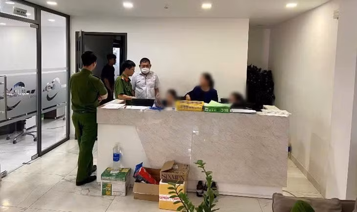 Cơ quan điều tra tiến hành khám xét đối với các công ty liên quan. Ảnh: Thành Trung