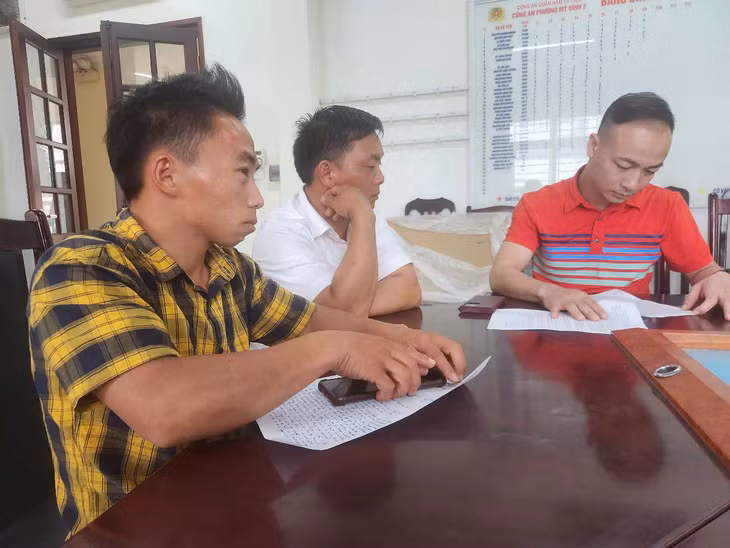 Anh Giàng Hồ (áo ca rô kẻ vàng) đến Công an phường Mỹ Đình 2 trình báo, sáng 16.6. Ảnh: Đặng Tiến
