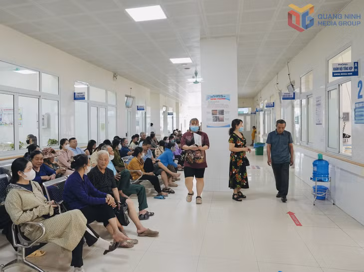 Bệnh nhân khám sức khỏe định kỳ tại Trung tâm Y tế TP Móng Cái.