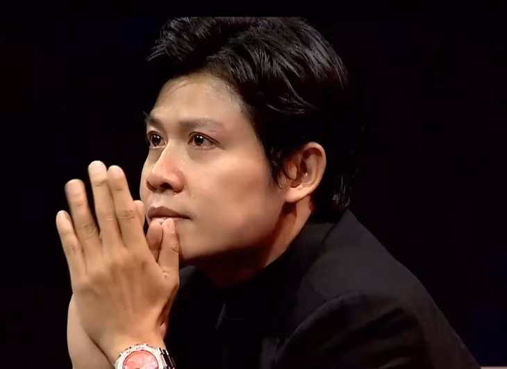 Nhạc sĩ Nguyễn Văn Chung đã khóc khi nghe lại ca khúc Nhật ký của mẹ - Ảnh: VTV