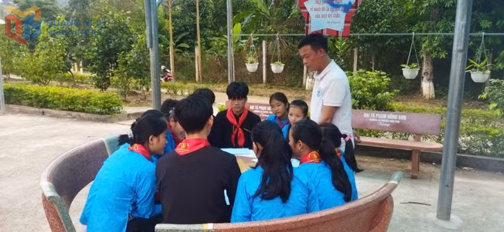 Buổi tuyên truyền của CLB “Thủ lĩnh của sự thay đổi” tại Trường TH-THCS Đại Dực 2 (huyện Tiên Yên). Ảnh: Ngọc Trâm.