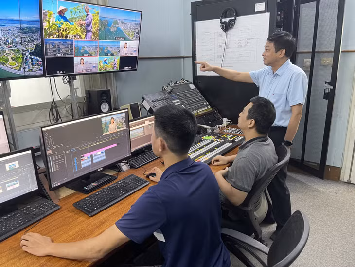 Ông Nguyễn Văn Chương (ngoài cùng, bên phải, Trưởng Phòng Công nghệ thông tin và Sản xuất chương trình, Trung tâm Truyền thông tỉnh, chỉ đạo sản xuất tại phòng dựng chương trình.