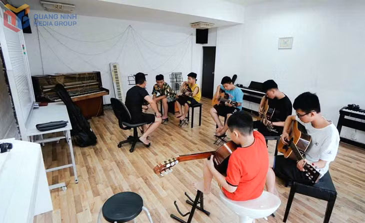 Các lớp học âm nhạc cũng là sân chơi thể hiện khả năng, đam mê cũng như phát lộ năng khiếu cho trẻ nhỏ dịp hè.