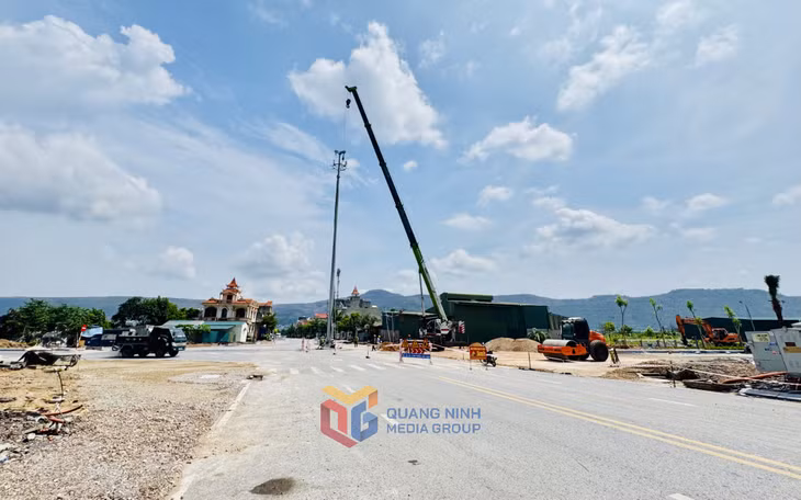 Thi công nút giao vòng xuyến dự án tuyến đường Vũng Đục đến Cao Sơn (TP Cẩm Phả). 