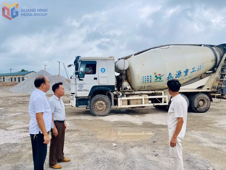 Lãnh đạo xã Quảng Hà trực tiếp gặp gỡ các đơn vị sản xuất trên địa bàn để kịp thời nắm bắt khó khăn, đề xuất của doanh nghiệp.
