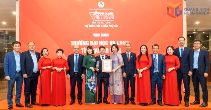 Cán bộ, giảng viên Trường Đại học Hạ Long chụp ảnh lưu niệm tại Chương trình Vinh quang Việt Nam 2025. (Ảnh: Giáp Thụy)
