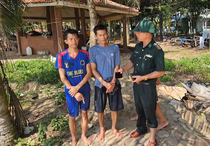 Hai ngư dân trên tàu cá bị chìm được Bộ đội Biên phòng cứu hộ, đưa vào bờ an toàn.