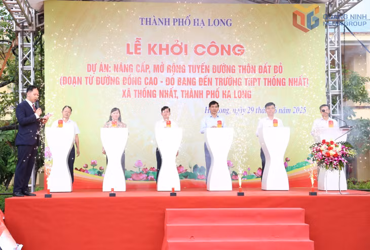 Các đại biểu nhấn nút khởi công dự án Nâng cấp, mở rộng tuyến đường thôn Đất Đỏ, xã Thống Nhất. Ảnh: Phương Loan, Hồng Phương (Trung tâm TT&amp;VH TP Hạ Long)