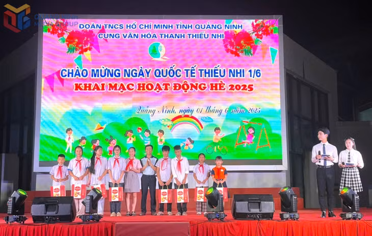 Tặng quà 1/6 cho các em thiếu nhi có hoàn cảnh khó khăn.
