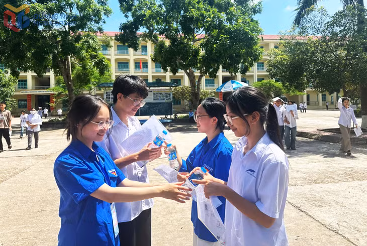Những chai nước mát được trao tận tay thí sinh sau giờ thi là lời nhắn gửi yêu thương và cổ vũ từ lực lượng thanh niên tình nguyện.