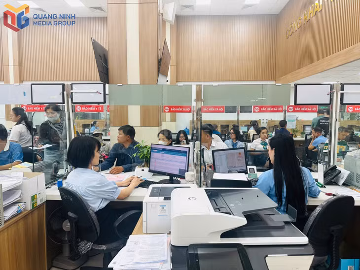 Cán bộ Chi nhánh Trung tâm Phục vụ hành chính công TP Hạ Long giải quyết thủ tục hành chính cho người dân.