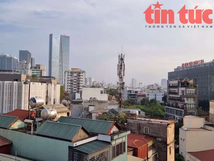 Một cột sóng nhà mạng giữa trung tâm Thủ đô Hà Nội.