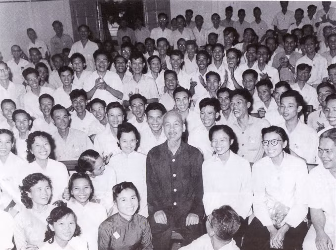 Chủ tịch Hồ Chí Minh và các đại biểu dự Đại hội Hội Nhà báo Việt Nam lần thứ III, ngày 8/9/1962. Ảnh: Tư liệu qdnd.vn