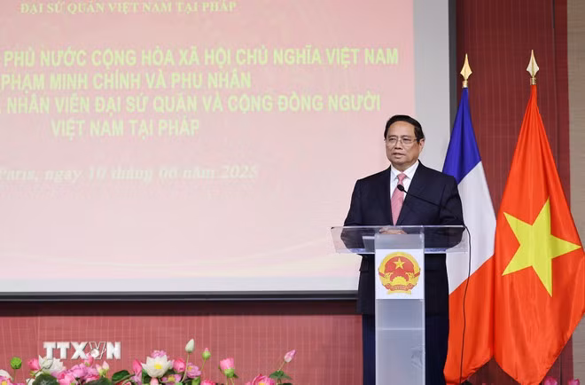 Thủ tướng Phạm Minh Chính phát biểu tại buổi gặp gỡ cán bộ, nhân viên Đại sứ quán và đại diện cộng đồng người Việt Nam tại Pháp. (Ảnh: Dương Giang/TTXVN)