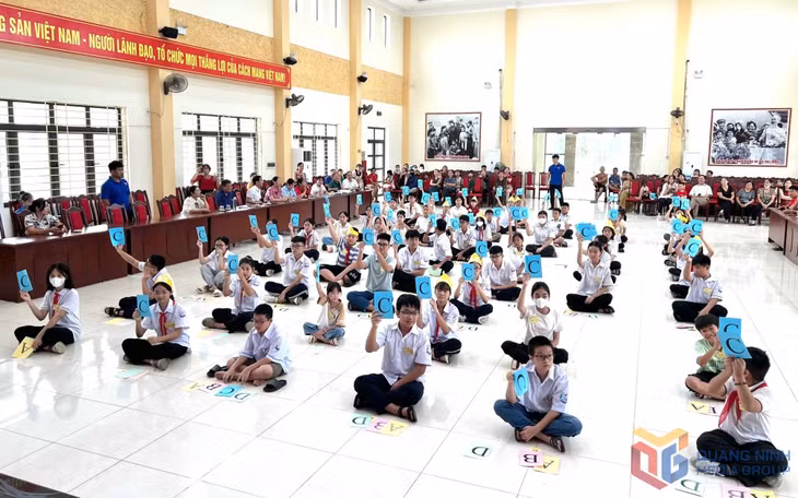 Các em học sinh tham gia cuộc thi Rung chuông vàng do Đoàn Thanh niên phường Nam Khê tổ chức.