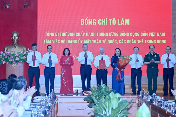 Tổng Bí thư Tô Lâm trao Quyết định của Bộ Chính trị về chức năng, nhiệm vụ, tổ chức bộ máy Cơ quan Ủy ban Trung ương Mặt trận Tổ quốc Việt Nam. (Ảnh ĐĂNG KHOA)