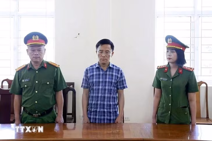 Ông Nguyễn Văn Hưng (giữa), nguyên Chủ tịch UBND xã Lộc Yên, bị khởi tố về hành vi để hơn 264 tấn xi măng phục vụ xây dựng nông thôn mới bị hư hỏng. (Ảnh: TTXVN phát)