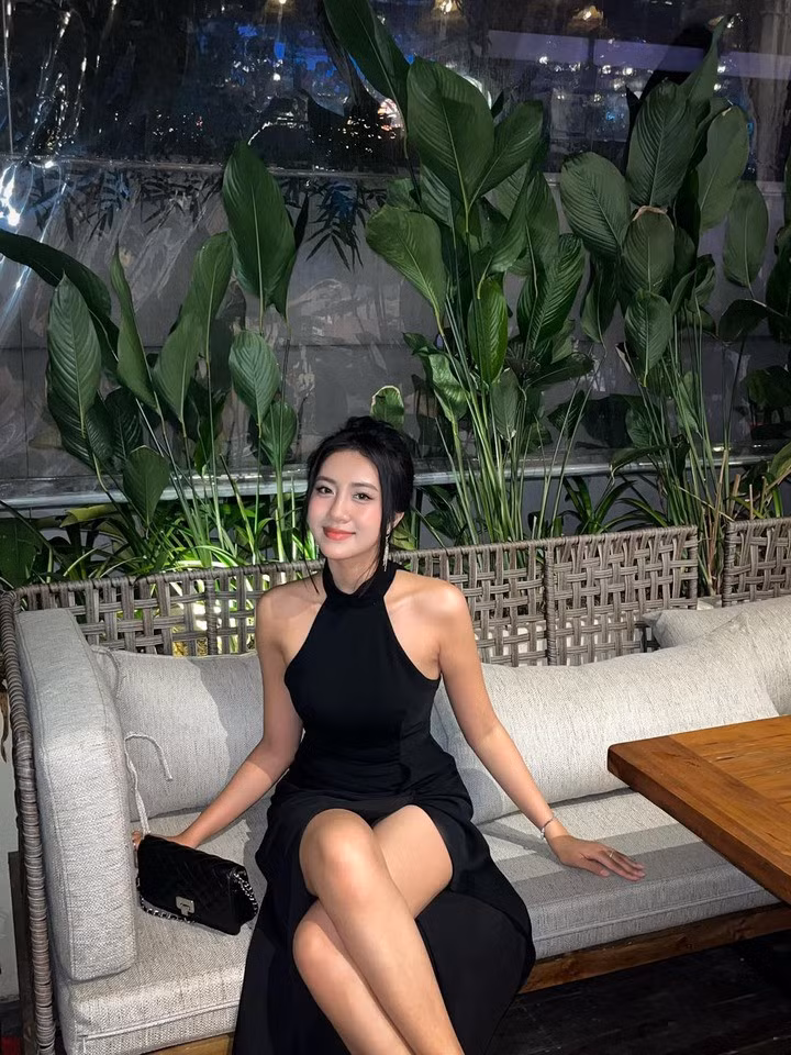 Hà Trúc Linh sinh năm 2004, sở hữu chiều cao 1,71 m, số đo ba vòng 75-61-92 cm. Cô là Hoa khôi Đại học Tài chính - Marketing 2023.