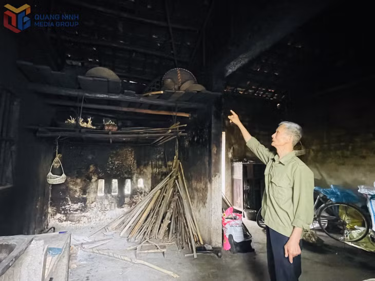 Gia đình ông Từ Duy Tiến (thôn Tràng Hương, xã Đoàn Kết, huyện Vân Đồn) không thể tu sửa căn nhà đã bị xuống cấp do nằm trong vùng quy hoạch dự án.