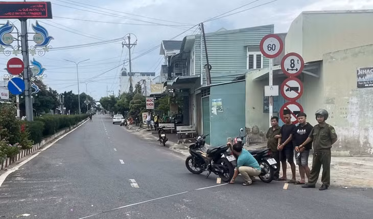 Cơ quan chức năng tiến hành dựng lại hiện trường vụ việc cướp giật tài sản tại Phan Rí Cửa, huyện Tuy Phong vào 6/6.