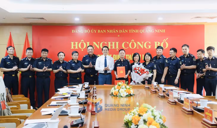 Đồng chí Vũ Ngọc Tuấn, Phó Bí thư Đảng ủy UBND tỉnh trao Quyết định của Đảng ủy UBND tỉnh về việc thành lập Đảng bộ Chi cục Hải quan khu vực VIII và tặng hoa chúc mừng Ban Chấp hành Đảng bộ Chi cục nhiệm kỳ 2020-2025.