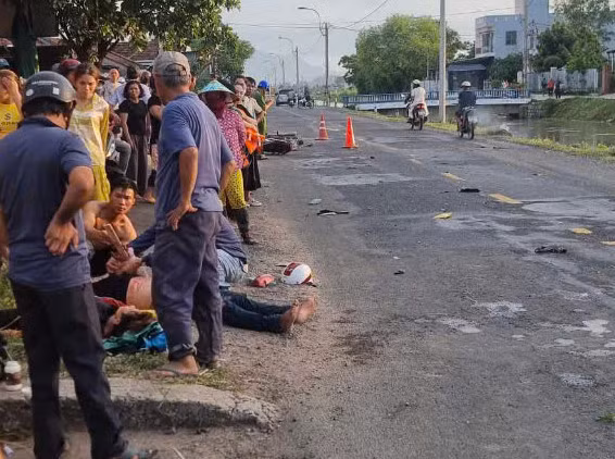 Vụ việc khiến hai người trên xe máy bị thương.