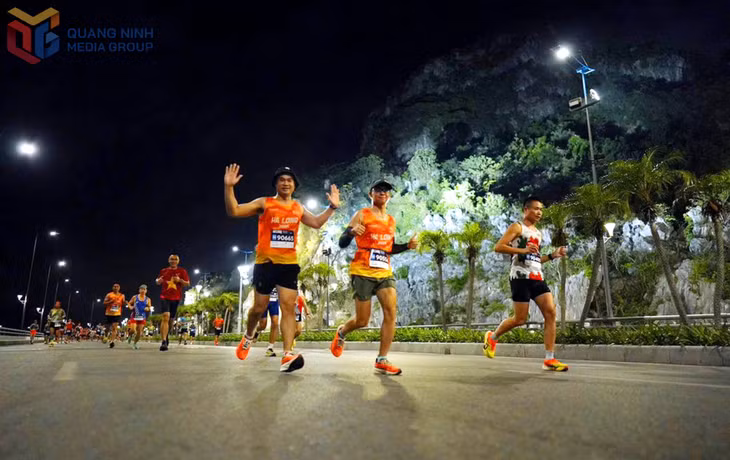 Trước đó, các runner đã xuất phát chinh phục cự ly 42km khám phá vẻ đẹp thành phố bên bờ vịnh Hạ Long.