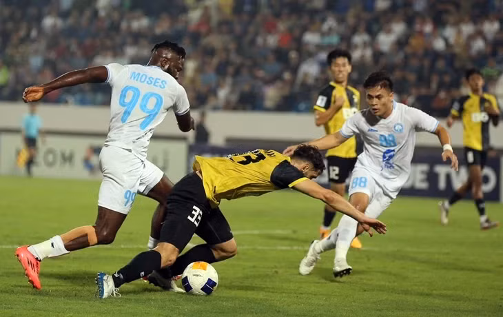 CLB Nam Định (áo trắng) ở AFC Champions League 2024-2025 - Ảnh: VFF