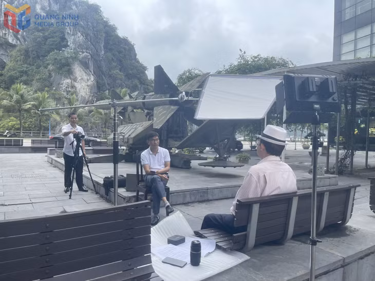 Nhà báo Minh Toàn (giữa) tác nghiệp thực hiện phim tài liệu "Quảng Ninh biên niên sử truyền hình".