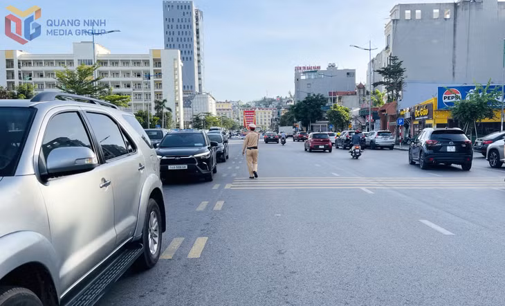 Buổi thi đầu tiên kỳ thi vào lớp 10 THPT, mật độ phương tiện giao thông đông đúc song tình hình TTATGT toàn tỉnh vẫn được đảm bảo an toàn, thông suốt.
