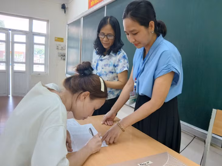 Các thí sinh được cán bộ coi thi điểm thi Trường THPT Bạch Đằng (TX Quảng Yên) hướng dẫn chi tiết việc kiểm tra thông tin đăng ký dự thi và đính chính sai sót (nếu có). Ảnh: Phạm Tuyết (CTV)