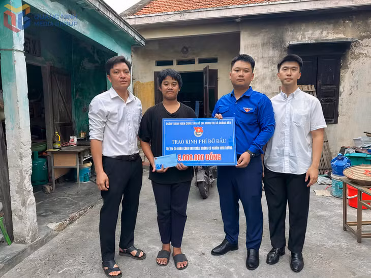 Thị Đoàn Quảng Yên trao hỗ trợ cho trẻ em có hoàn cảnh khó khăn tại phường Phong Cốc.