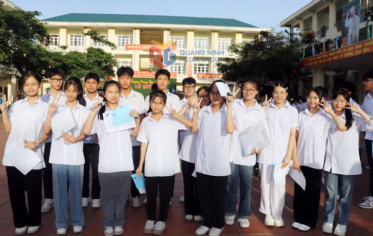 Các thí sinh dự thi tại điểm thi Trường THPT Lê Quý Đôn (TP Cẩm Phả) phấn khởi sau khi hoàn thành tốt bài thi.