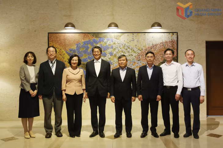 Đoàn công tác của tỉnh cùng Đại sứ đặc mệnh toàn quyền Nhật Bản tại Việt Nam chụp ảnh lưu niệm.
