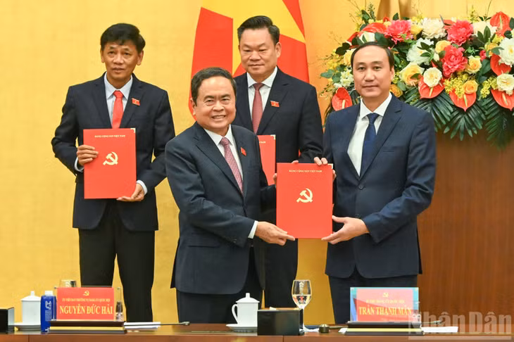 Bí thư Đảng ủy Quốc hội, Chủ tịch Quốc hội Trần Thanh Mẫn trao Quyết định cho đồng chí Phùng Khánh Tài. (Ảnh: DUY LINH)