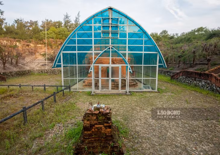Tọa lạc tại xã Phú Diên (huyện Phú Vang, TP Huế), Tháp Chăm Phú Diên (còn gọi tháp Mỹ Khánh) là một trong những công trình cổ nhất trong số tháp Chăm còn lại trên dọc dải đất miền Trung.
