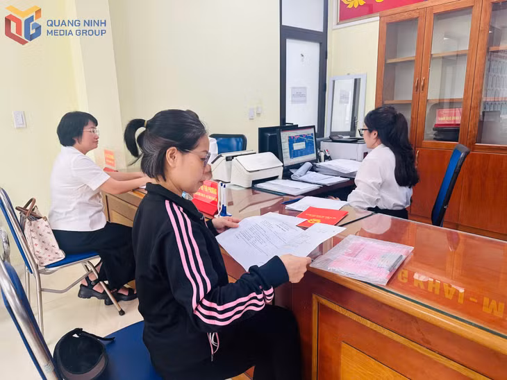 Người dân đến trụ sở UBND phường Cẩm Sơn giải quyết thủ tục hành chính.