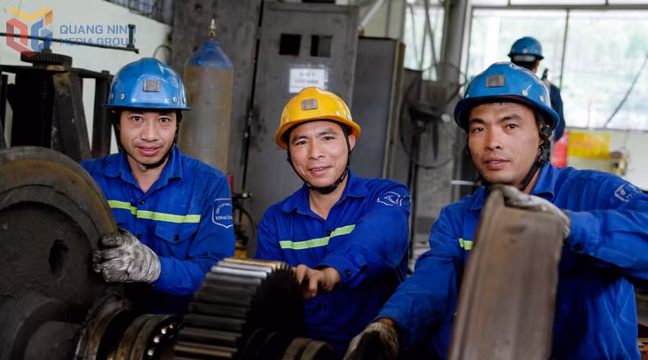 Anh Đỗ Tuấn Thoan (giữa) luôn kèm cặp hướng dẫn anh em trong tổ sản xuất.