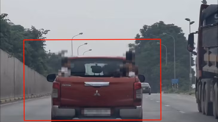 6 trẻ em được cho ngồi trên thùng xe bán tải đang chạy trên cao tốc Đại lộ Thăng Long. Ảnh: Công an cung cấp