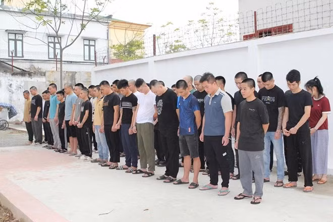 Gần 100 đối tượng lừa đảo xuyên quốc gia bị bắt giữ. Ảnh: Ngọc Anh