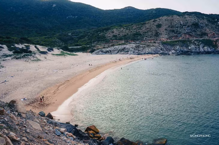 Bãi Chuối nằm trên tỉnh lộ 702, hướng từ thành phố Phan Rang – Tháp Chàm về vịnh Vĩnh Hy. Ảnh: Lương Phong