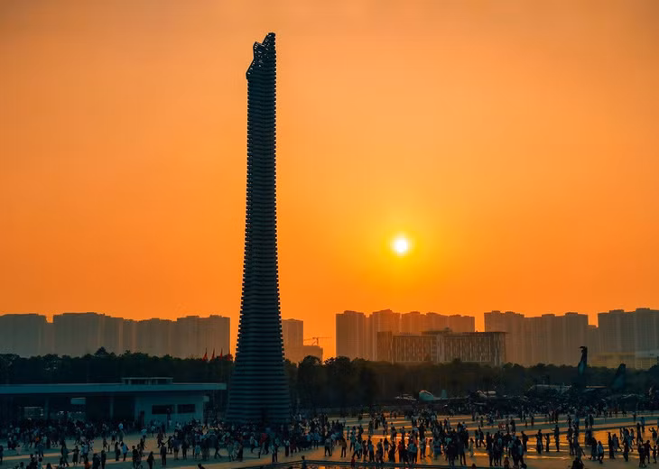 Nằm uy nghiêm tại khu vực yên bình thuộc hai phường Tây Mỗ và Đại Mỗ, quận Nam Từ Liêm, Hà Nội, Bảo tàng Lịch sử Quân sự Việt Nam hiện ra như một trang sử sống động, lưu giữ những dấu ấn hào hùng của dân tộc.