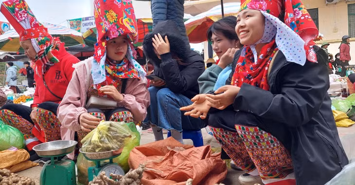 Chợ phiên ngày Tết cũng là nơi để mọi người du xuân.
